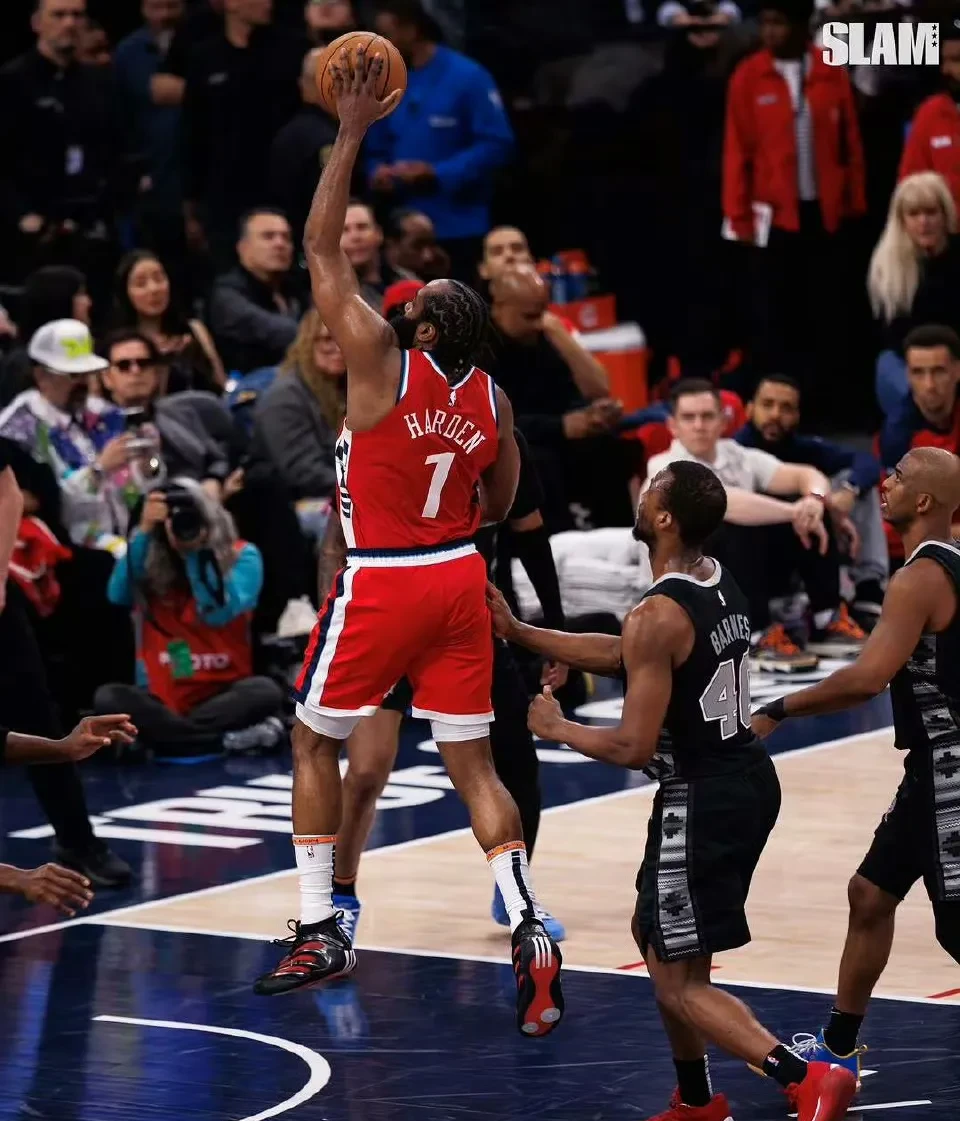 这也行？风云突变犹他爵士今夜绝杀压哨关键时刻洛杉矶快船遗憾出局，詹姆斯连续二十场比赛得分超过大胜的简单介绍