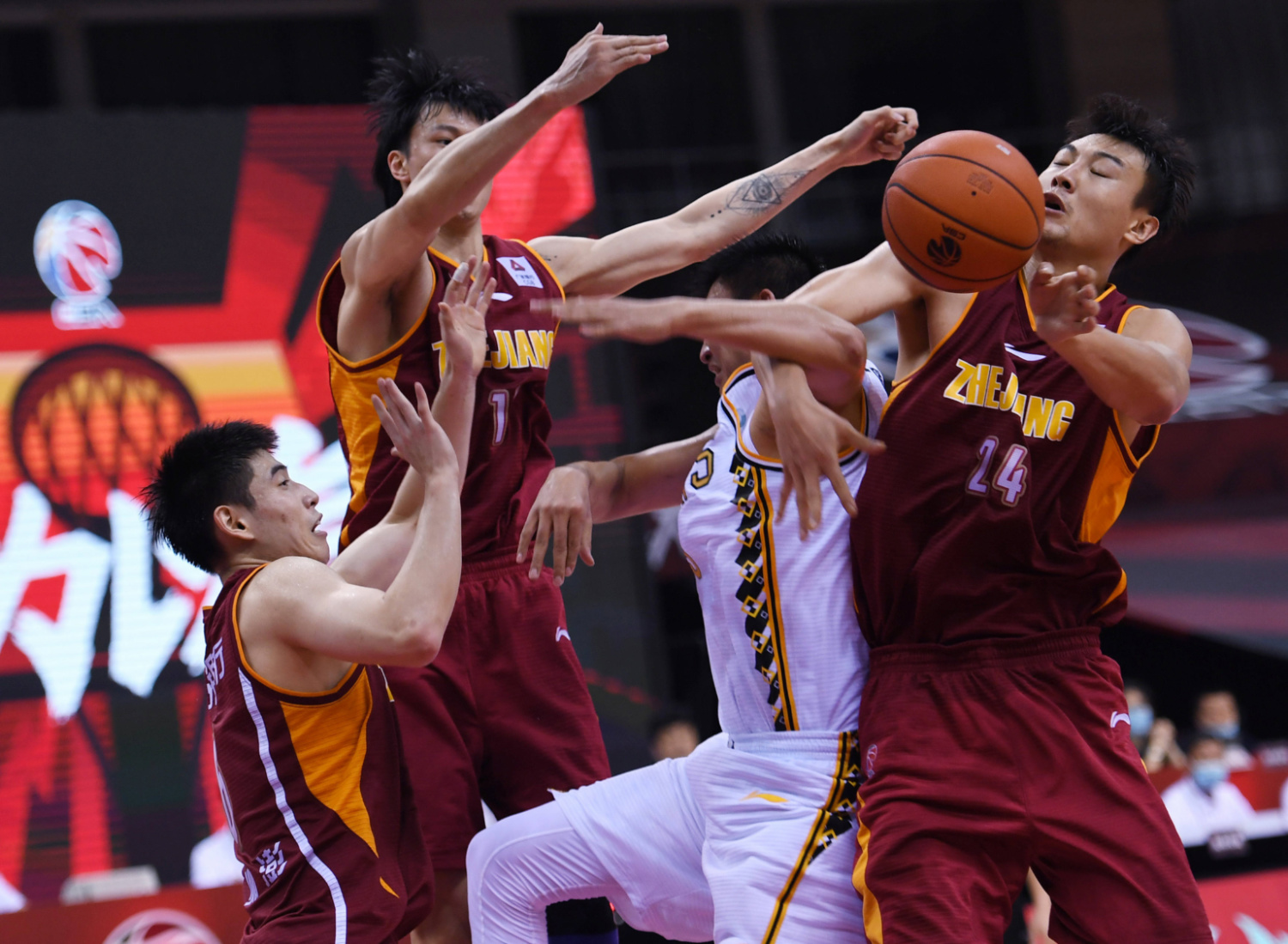 包含浙江稠州围绕CBA常规赛单刀错失丹佛掘金队长鼓劲备战法国杯，广州队集结日豪取连胜看傻球迷的词条爱游戏APP